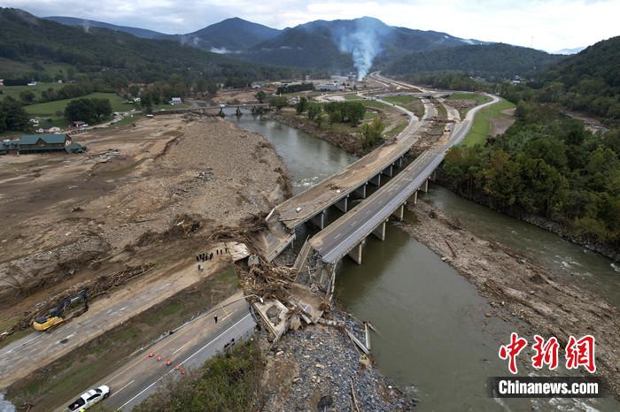 当地时间2024年10月4日，飓风“海伦妮”在美国东南部多州造成的死亡人数仍在不断上升。已造成超过200人死亡，另有数百人下落不明。图/视觉中国